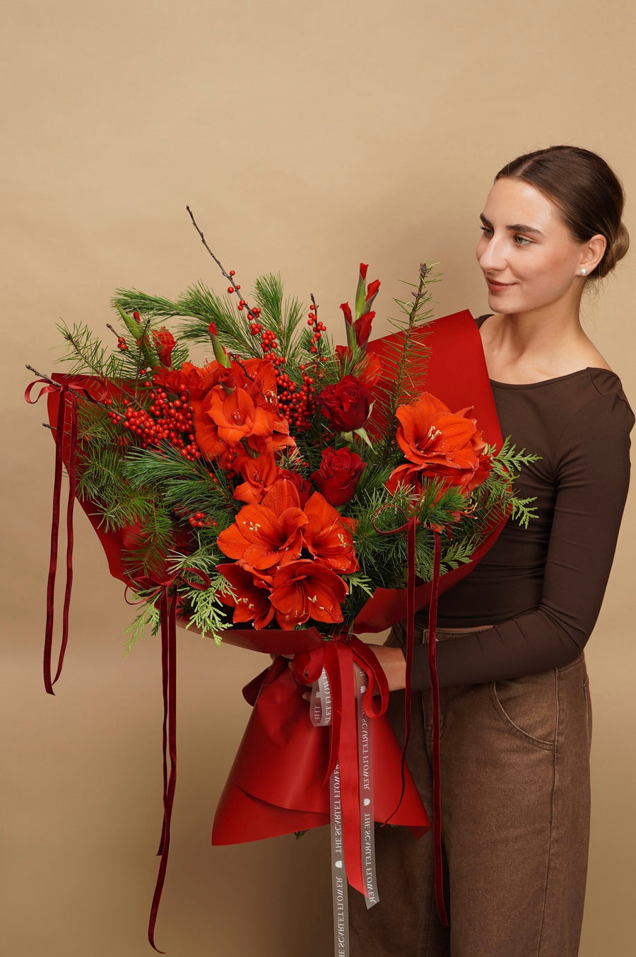 Bouquet - Scarlet Touch - Amaryllis, Ilex, roses