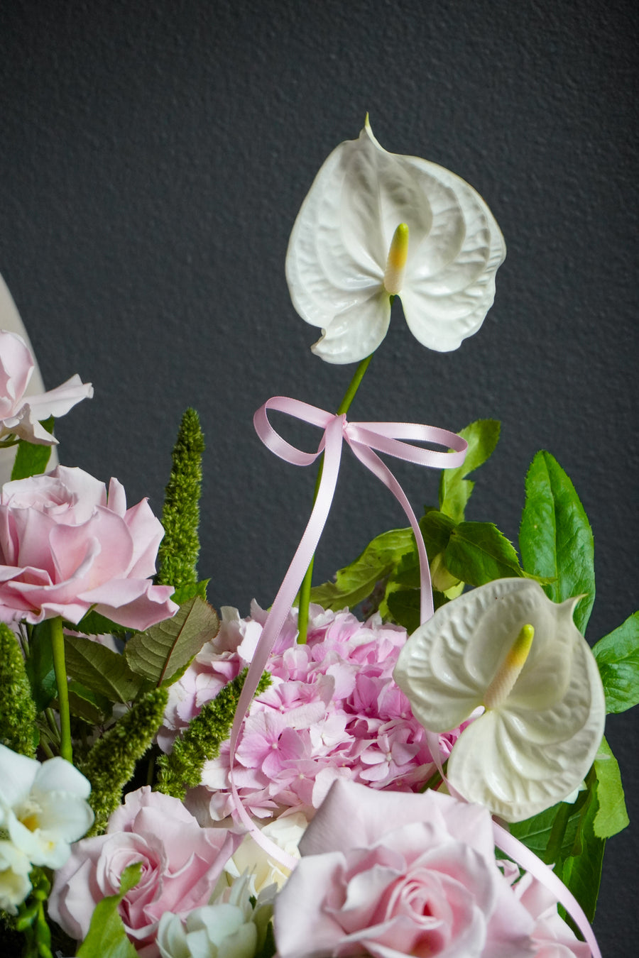 Vase arrangement Creamy Petals - roses, anthuriums, hydrangeas