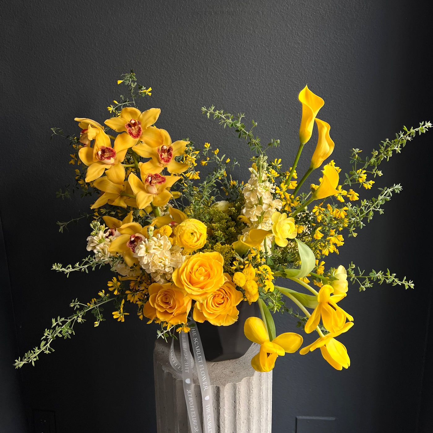 Vase Yellow Glow - cymbidium, rose, Calla lily, ranunculus