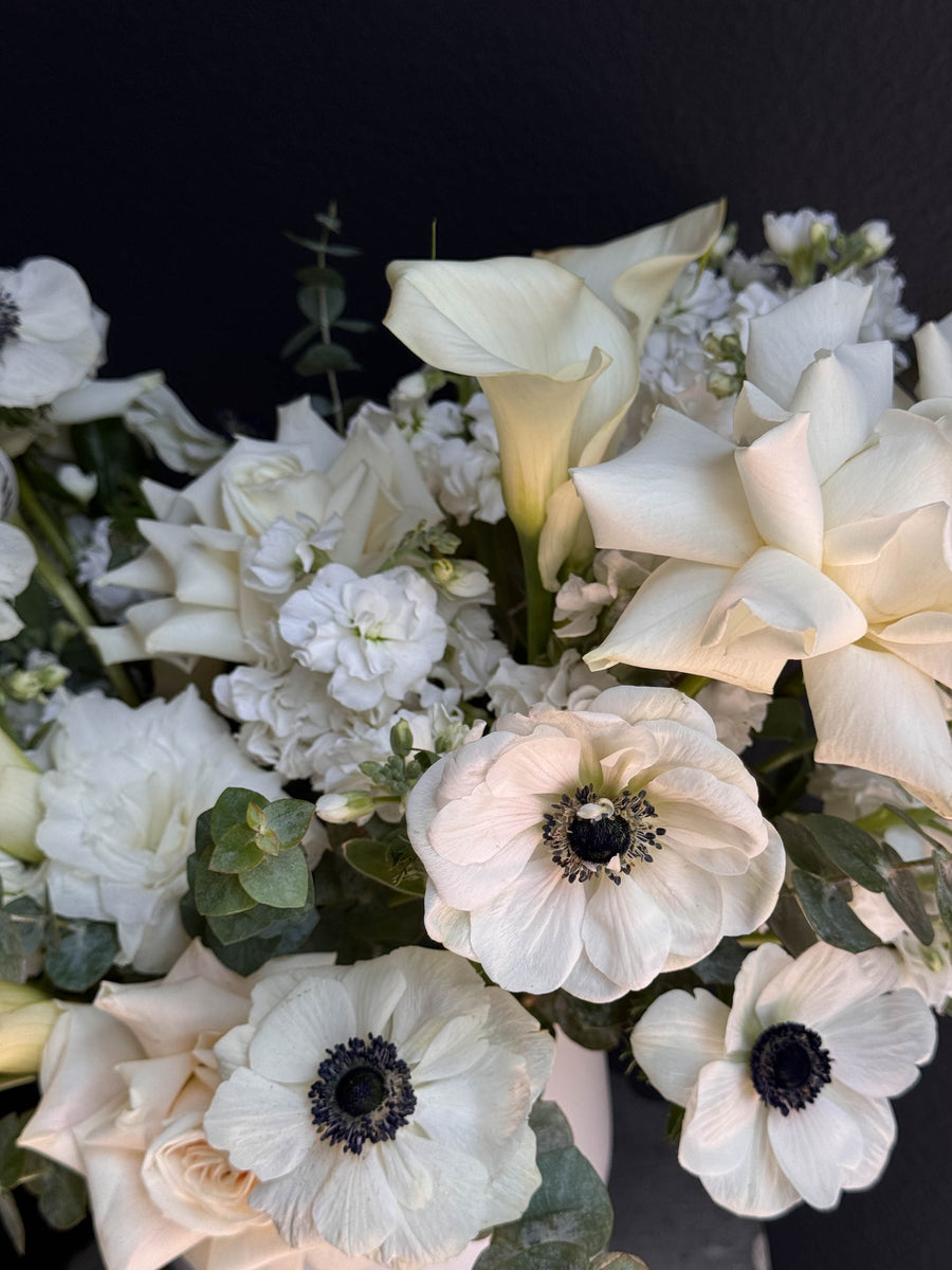 Vase - Anemone Flow - Roses, Calla lilies, stocks