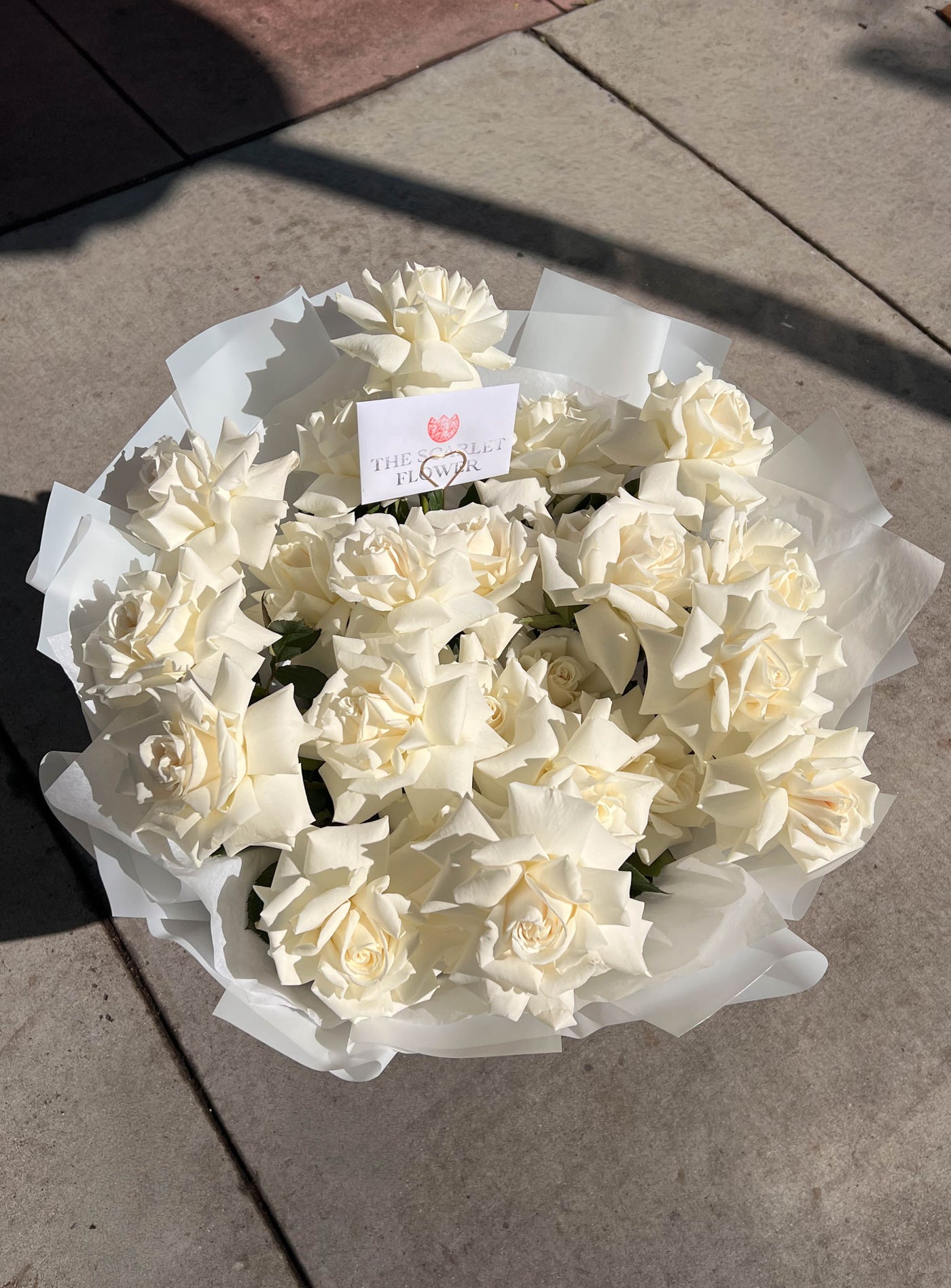Bouquet Grace - white reflexed roses – THE SCARLET FLOWER