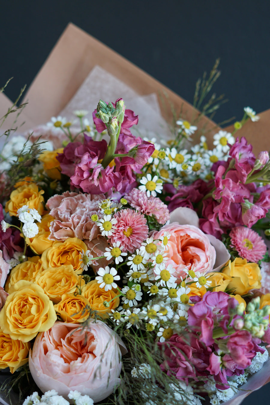 Bouquet - Leo - garden rose Juliet, chamomile, stock