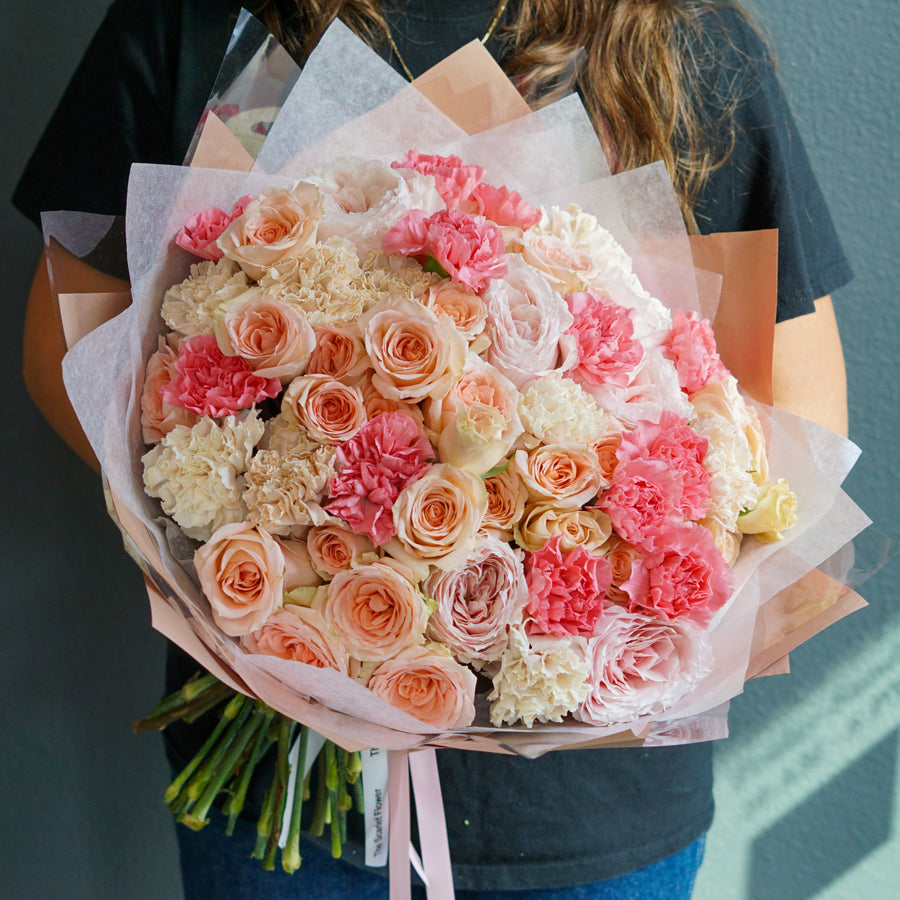 Bouquet Evangeline - peach spray roses, carnations