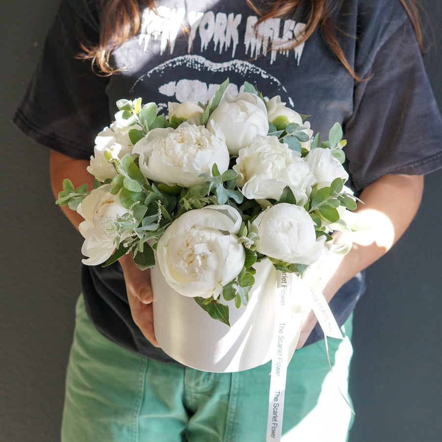 Vase arrangement Timeless - white peonies