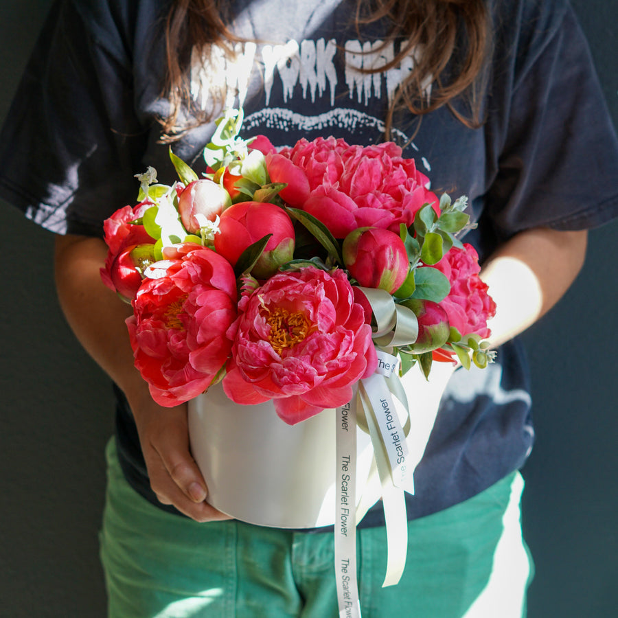Vase arrangement Romance - coral charm peonies