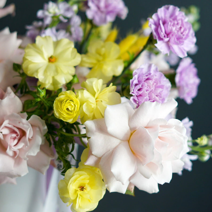 Vase arrangement Honey - French roses, ranunculus butterflies